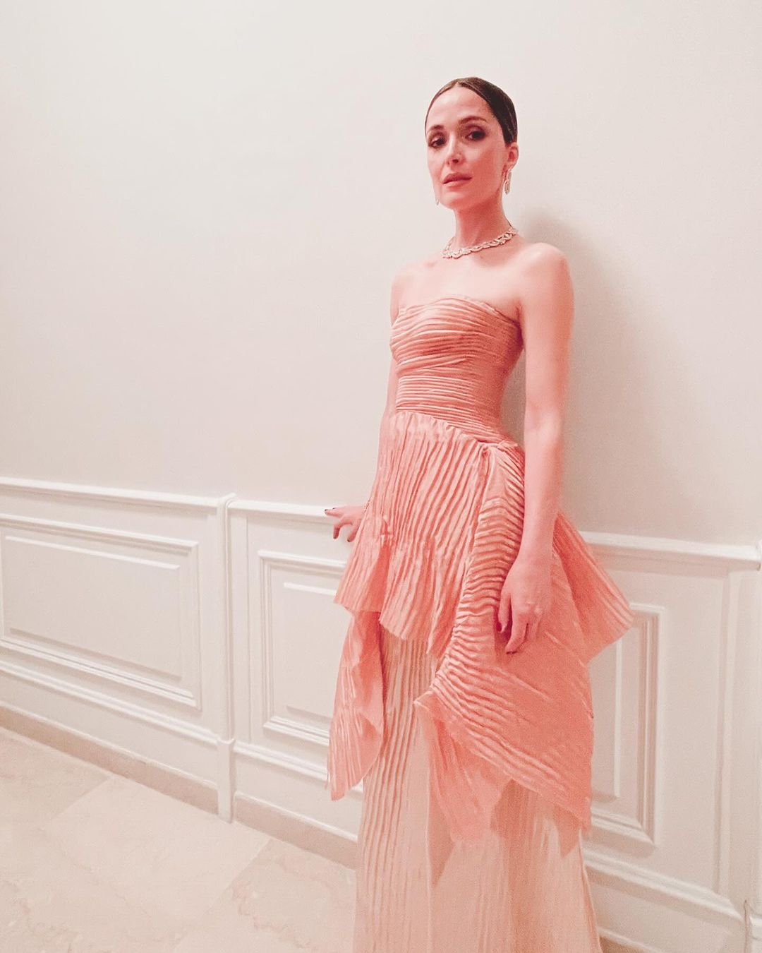 rose byrne pink dress Some of the best dressed so far from tonight's red carpet #oscar #academy #redcarpet Rose Byrne is definitely my favorite of the evening so far # RoseByrne. #renatereinsve